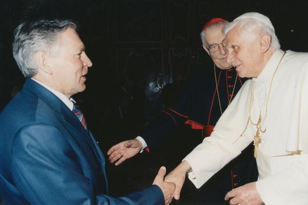 С Папой Римским Бенедиктом XVI